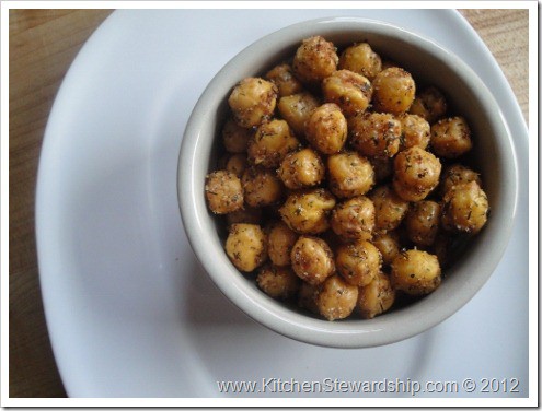 A bowl of crispy roasted chickpeas