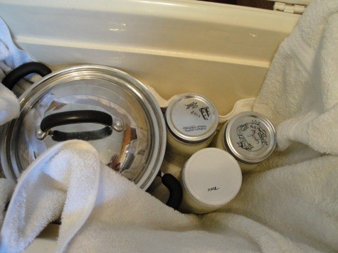 making homemade yogurt raw