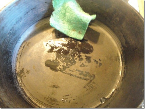 how to clean cast iron pans