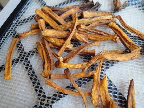 fried and dehydrated veggie snacks green beans sweet potatoes beet chips