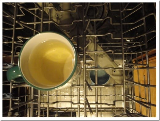 clean dishwasher with vinegar in a mug (5) (500x375)