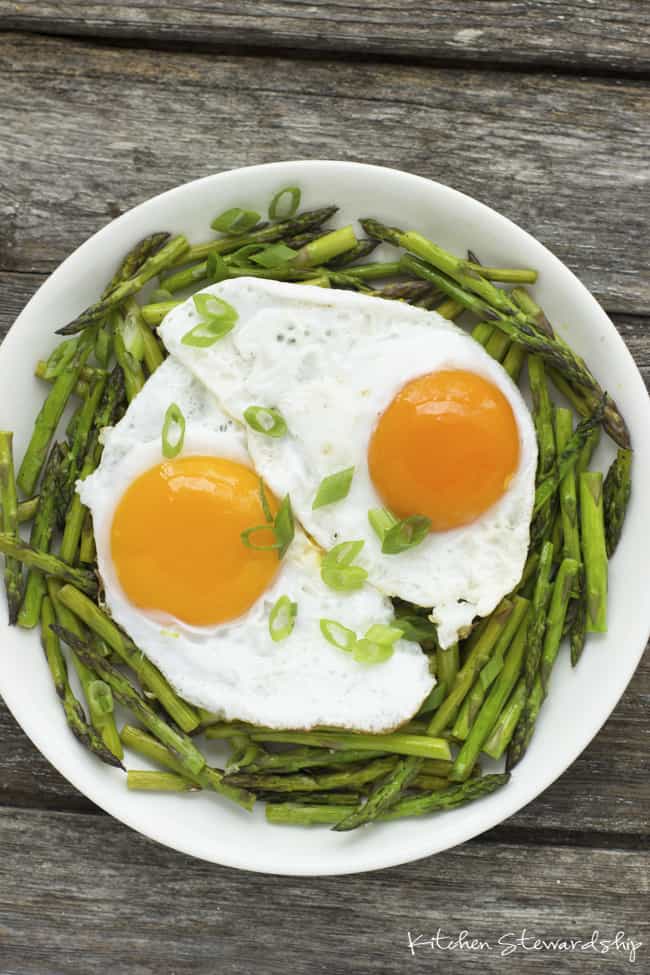eggs on asparagus veggies for breakfast ideas