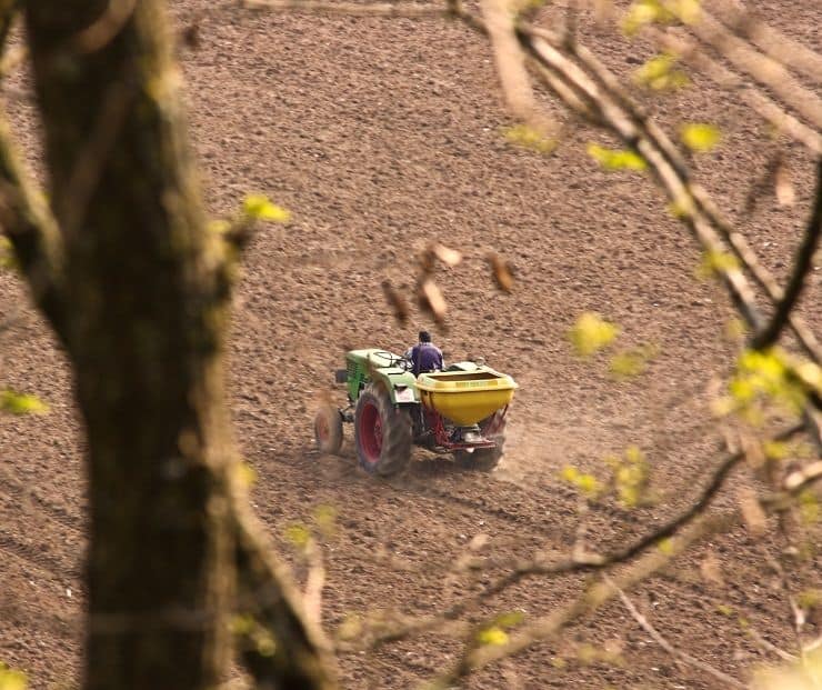 farmer on a tractor f 1tm S Du