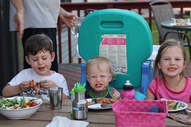 kids eating outside in summer