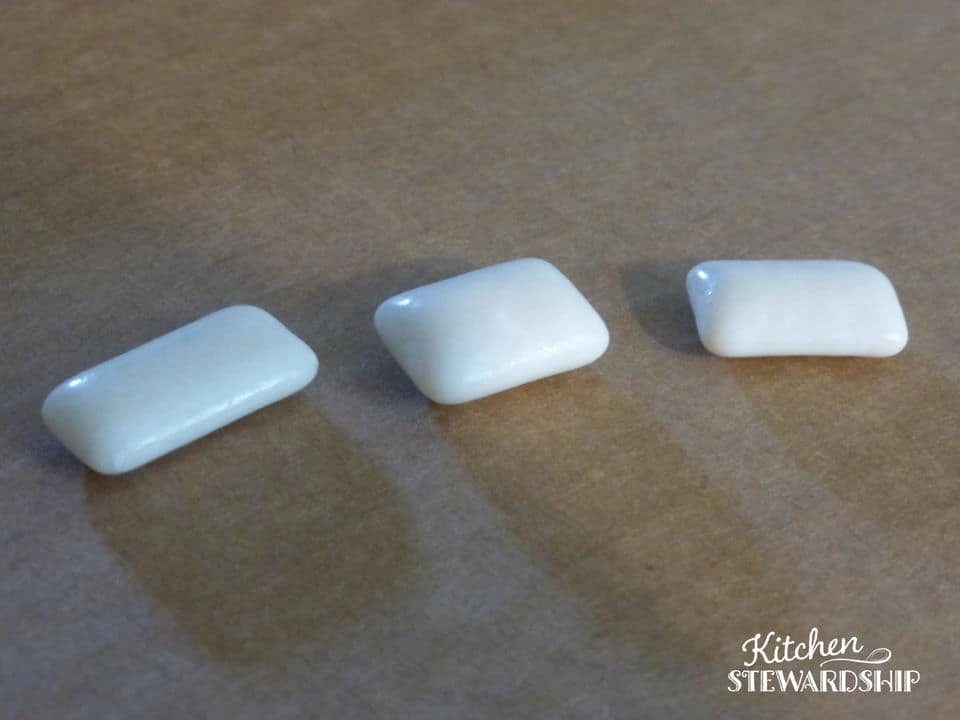 3 pieces of chewing gum with xylitol.