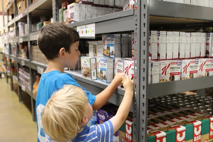 visit to local food pantry with kids