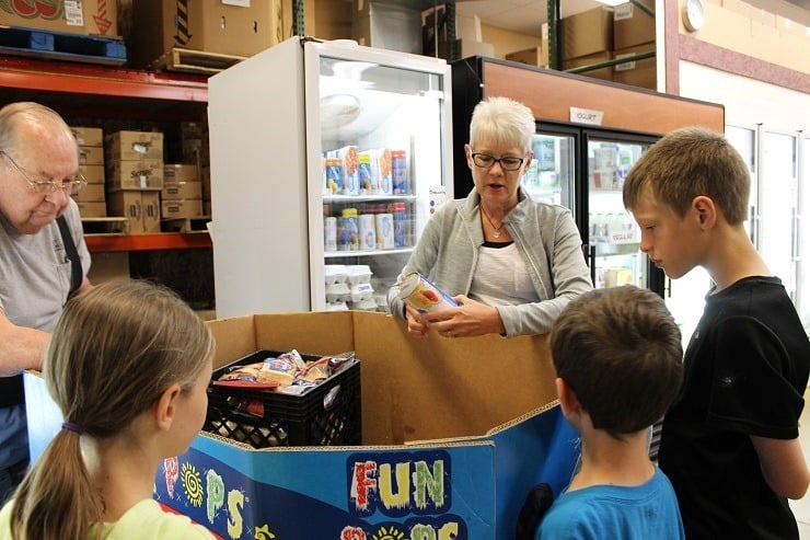 kids learning about food pantry at Buist 