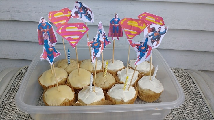 Superman birthday cupcakes with healthy probiotic cream cheese frosting. 