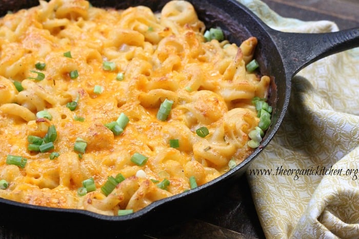 cast iron skillet of macaroni and cheese