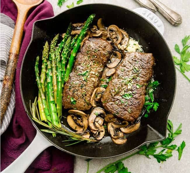 One pan steak with mushrooms and asparagus
