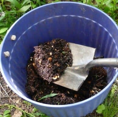 Using compost in your garden - utility tub. Tips for using your compost and best practices.