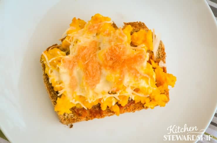 breakfast pizza with eggs