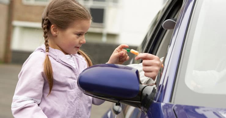 stranger luring kid to car