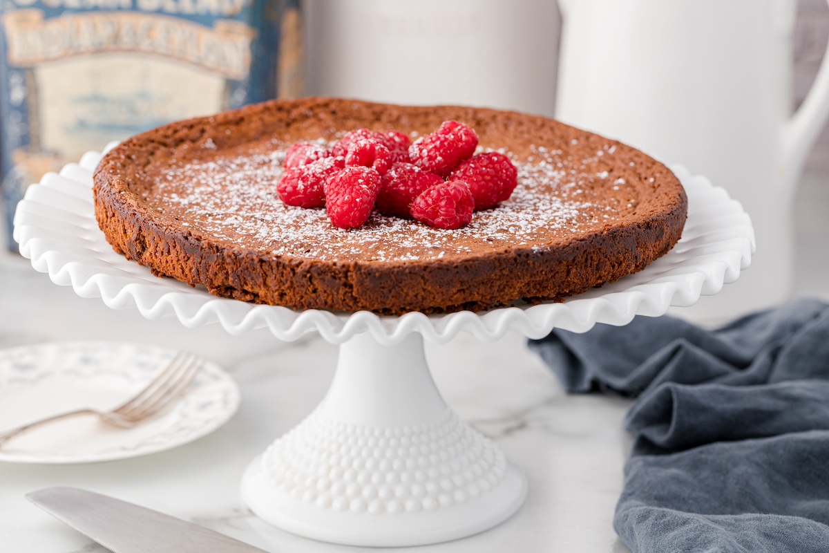 flourless chocolate cake with raspberries
